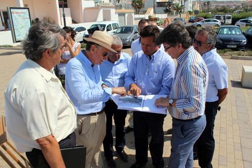 Góngora traslada a Costas el proyecto de carril bici que unirá Almerimar y Roquetas por Punta Entinas