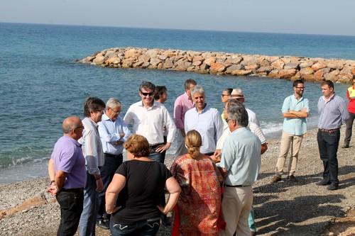 Cortés destaca los beneficios de la construcción de los espigones para la costa abderitana