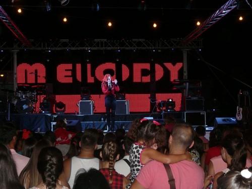 Las Cabañuelas cerró sus fiestas patronales con la procesión de La Asunción, una animada verbena y la actuación de Melody