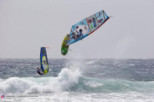 Víctor Fernández se coloca líder del mundial de Windsurf tras su victoria en Tenerife