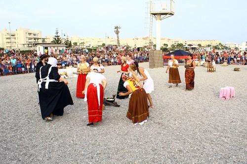 La IV edición del 'Desembarco pirata' de Almerimar congregó a más de 3.000 personas este domingo