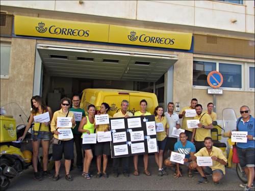 Carteros y carteras de Correos se concentran en la Unidad de reparto de El Ejido