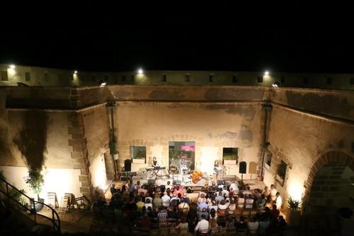 El ciclo de conciertos del Castillo de Guardias Viejas finaliza esta semana con un recorrido por los mejores boleros y baladas de la historia