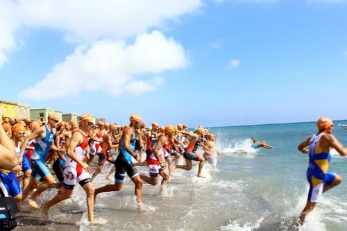 El trialtlón ´Woodman´ de Balerma contó con más de una centenar de deportistas