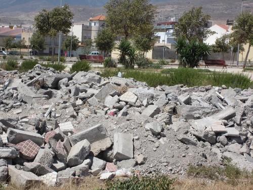 IU exige al PP de Roquetas que deje de rellenar solares urbanos con residuos