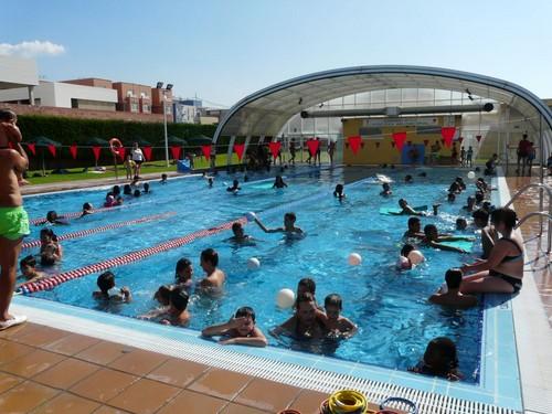 250 alumnos han aprendido o perfeccionado sus estilos natatorios en los cursos de verano de la Piscina de Cabañuelas