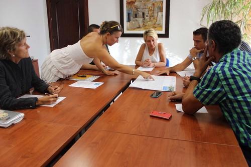 La teniente alcalde presenta el proyecto de iluminación de la Avenida Playa Serena a los vecinos