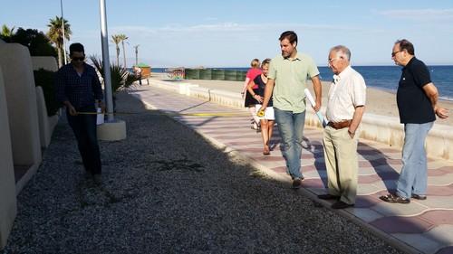 El alcalde de Roquetas, Gabriel Amat, supervisa el trazado del nuevo carril bici de Playa Serena