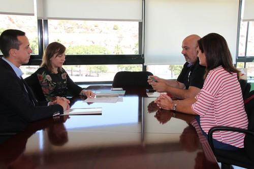 El Grupo Municipal Socialista de El Ejido se reúne con la Delegada de Educación