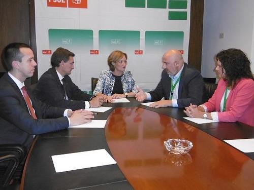 El PSOE de El Ejido se reúne con la consejera de Agricultura en el Parlamento andaluz
