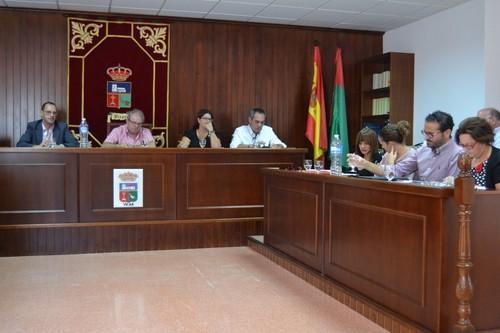 Las mociones centran el debate en la primera sesión plenaria de Vícar tras el paréntesis veraniego