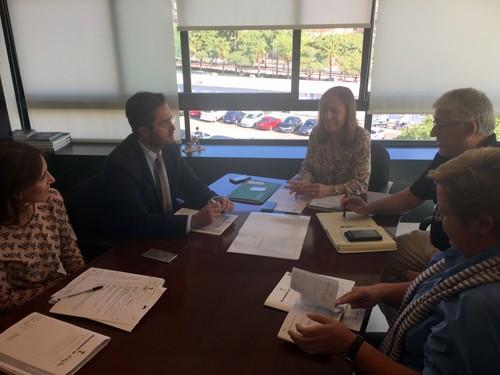 El alcalde de El Ejido traslada a la delegada de Educación las principales necesidades del municipio en materia educativa