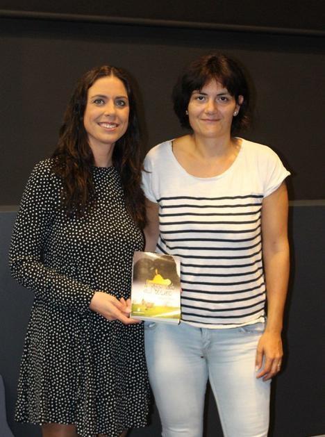 Ángela Oliva presenta en Adra su segunda novela 'Al otro lado del océano'