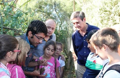 Escolares de Adra participan en una ruta para conocer las aves que habitan en las Albuferas