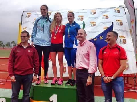 Paqui López, tercera en categoría absoluta femenina del Campeonato de Andalucía de Medio Maratón