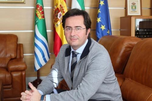 El alcalde felicita a Lola Gómez por el premio ‘Excelencia a la innovación en diversificación de la actividad económica en el medio rural’