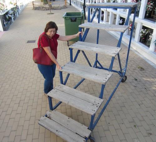 IU propone la sustitución de las escaleras móviles de los cementerios municipales de Roquetas