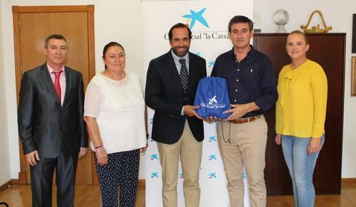 Cien escolares abderitanos se benefician de la campaña “Tu material estrella” promovida por la Obra Social “la Caixa”