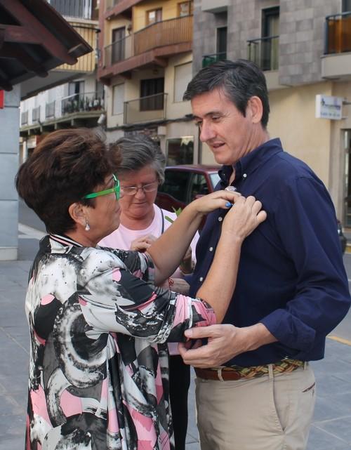 Manuel Cortés acude a la mesa informativa de la asociación AECC con motivo del Día Internacional del Cáncer de Mama