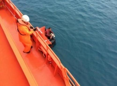 Rescatados 2 tripulantes de un pesquero que faenaba frente al núcleo costero de Balanegra