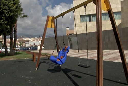 El Ayuntamiento de Roquetas instala cuatro juegos infantiles adaptados para niños con movilidad reducida