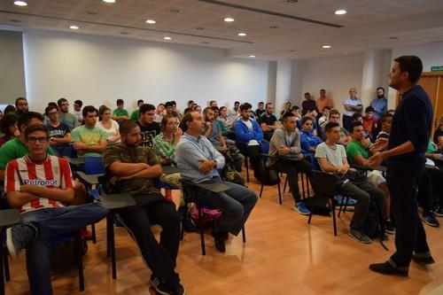 El Centro de Información Juvenil promociona el Carné Joven Europeo entre los alumnos de la Escuela Agraria Vícar