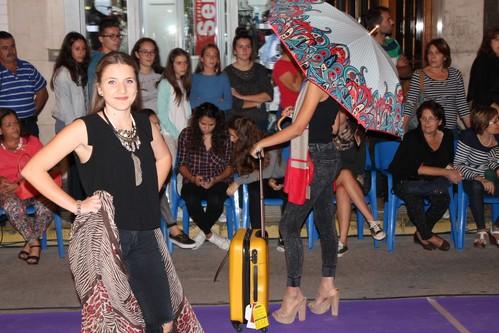 Una decena de establecimientos de Adra exhibe sus productos de nueva temporada en un desfile en Natalio Rivas