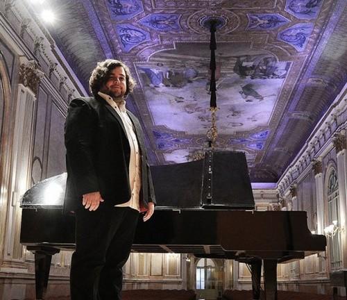 Ambrosio Valero ofrecerá este viernes en El Ejido un extraordinario concierto frente al piano más grande del mundo