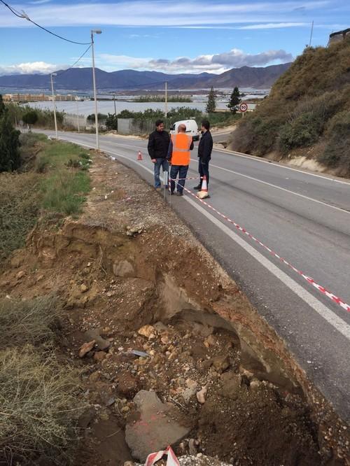 Servicios municipales y numerosa maquinaria trabajan desde primera hora para restablecer la normalidad tras el temporal en El Ejido