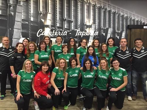 El equipo femenino de BM Murgi se presentó el pasado viernes ante familiares y amigos