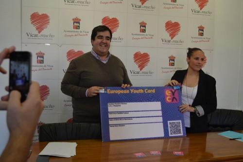 Los comercios de Vícar que se adhieran al Carné Joven Europeo pueden contar con cerca de 6.000 jóvenes como potenciales clientes