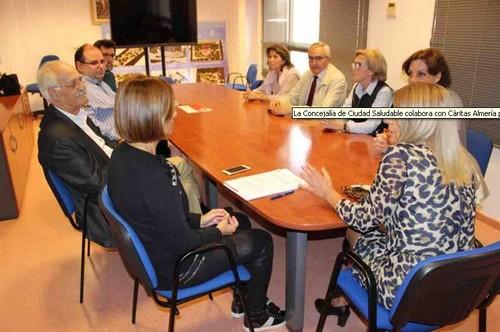 El área de Ciudad Saludable de Roquetas colabora con Cáritas Almería para instalar contenedores de reciclaje de ropa