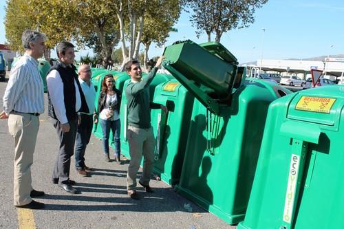 El Ayuntamiento de Adra y Ecovidrio distribuyen 38 nuevos contenedores de reciclaje de vidrio