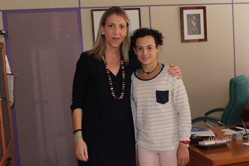 La edil de Deportes, María José Martín, recibe y felicita a la campeona de Andalucía Sub-15 de tenis, Silvia Vargas