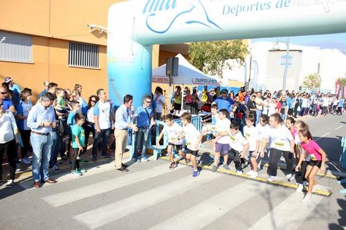 Más de 700 personas se unen a los fines solidarios del 'I Cross Urbano Liceo Mediterráneo'