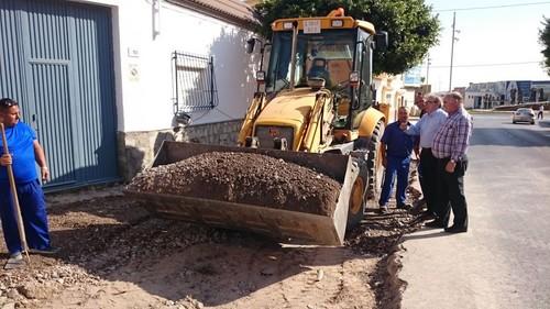 El Ayuntamiento ejecuta obras de acerado en la Avenida de Vícar en Venta Gutiérrez