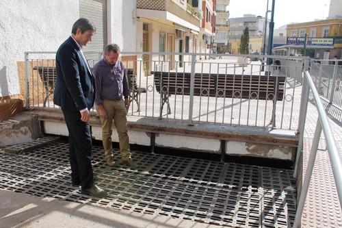 El Ayuntamiento de Adra remodela la rejilla de la Rambla de las Cruces para mejorar el drenaje de aguas pluviales