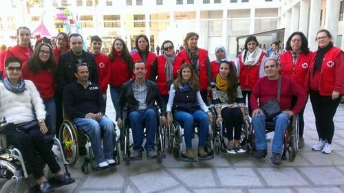 Los ejidenses se ponen en la piel de personas con discapacidad participando en la campaña de sensibilización 'Ponte en mi lugar'