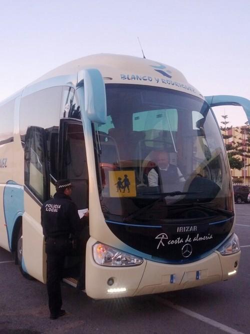 La Policía Local de Adra realiza una campaña de control del Transporte Escolar