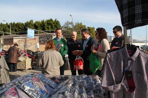 Los socialistas ejidenses recorren el mercadillo de El Ejido para presentar sus propuestas a los ciudadanos junto al candidato al Congreso Juan Jiménez