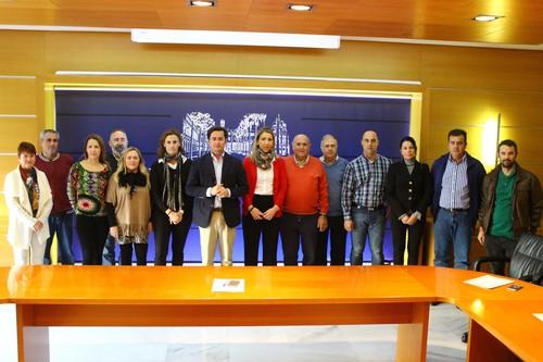 El alcalde hace entrega de las subvenciones a los clubes deportivos que permiten a más de 1.200 jóvenes ejidenses estar federados y competir