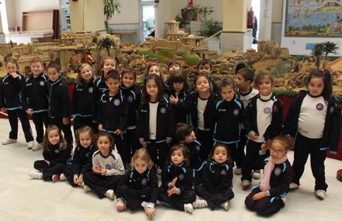 Cerca de 2.000 alumnos de todo el municipio ya empiezan a disfrutar de la Navidad con la visita al Belén Municipal