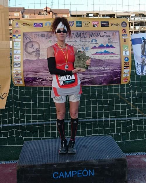 Las cadetes femeninas Joan Barfoot y Fina Pérez llevan a Murgiverde a lo más alto del podium