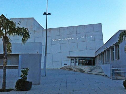 Un incendio en la fachada de la Casa de la Cultura de La Mojonera obliga al desalojo preventivo de ocho personas