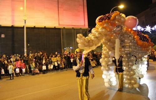 El Consistorio refuerza el servicio de limpieza viaria hasta después de Reyes en las zonas comerciales y de mayor afluencia pública