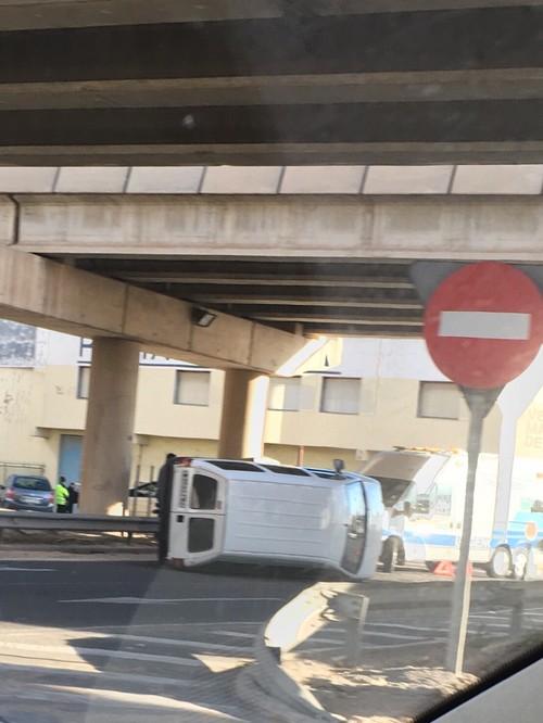 Un accidente entre un vehículo y una furgoneta se salda con un herido en el Polígono La Redonda