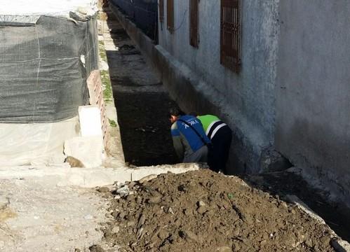 El Ayuntamiento de Adra limpia el canal de evacuación de aguas pluviales que discurre entre las Albuferas y el mar