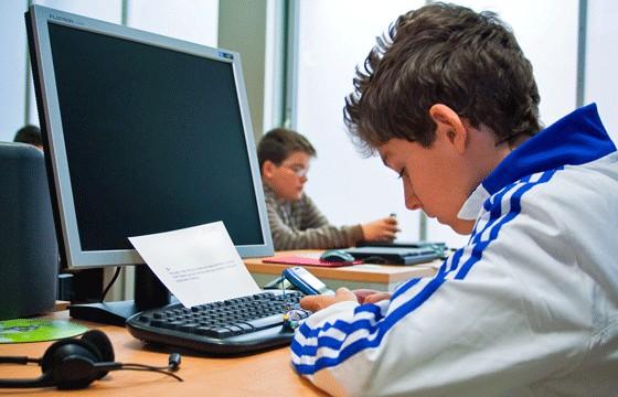 Andalucía Compromiso Digital sensibiliza a 56 alumnos del colegio Al-Bayyana de Roquetas sobre el uso seguro de internet