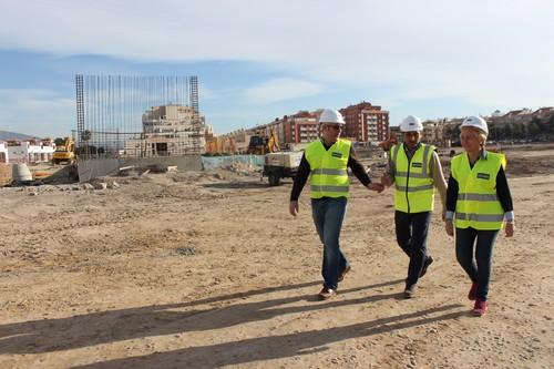 El parque de Los Bajos avanza en su transformación de Roquetas de Mar