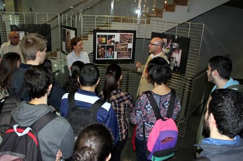 Más de medio centenar de carteles con fotografías y libros recogen el paso de los mejores escritores de la literatura actual por el municipio